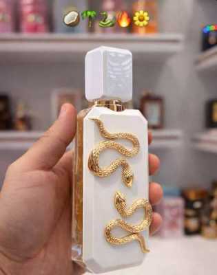 عطر بزجاجة بيضاء وأفعى ذهبية 2