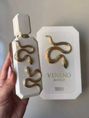 عطر بزجاجة بيضاء وأفعى ذهبية 5