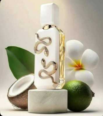 عطر بزجاجة بيضاء وأفعى ذهبية 6