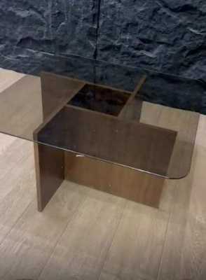طاولة وسط عصرية بسطح زجاجي